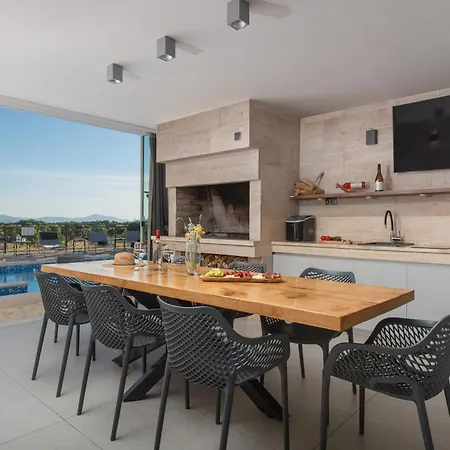 Unika Heated 39m2 Pool, Jacuzzi, Sauna * Opanci