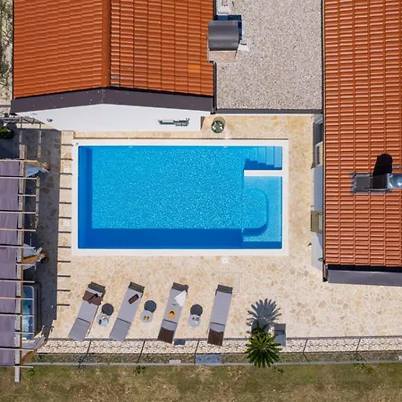 Unika Heated 39m2 Pool, Jacuzzi, Sauna Opanci