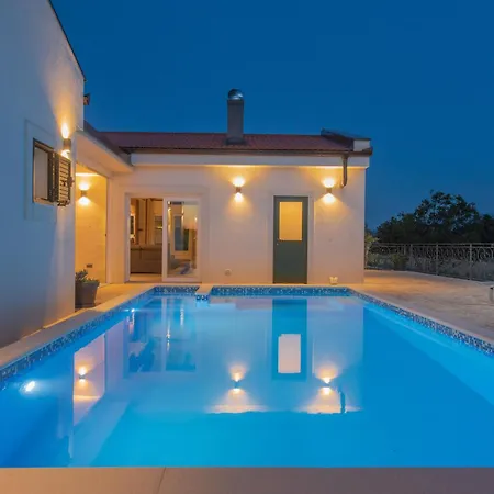 Вілла Unika Heated 40m2 Pool, Hot Tub, Sauna Opanci